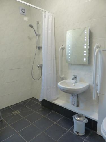 room detail thumbnail 2