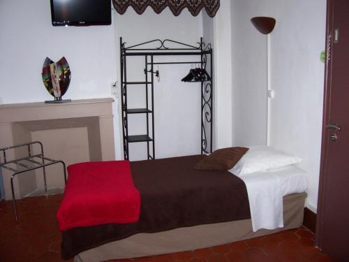 1 double bed, 1 twin bed