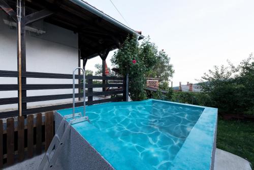 สระว่ายน้ำ, Apartman Sigurnjak in เบรกี