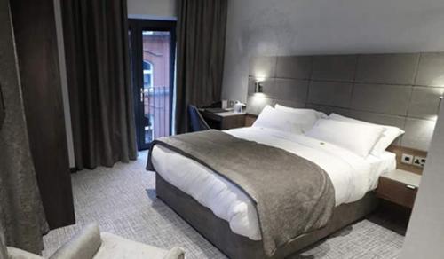 Ten Square Hotel - image 11