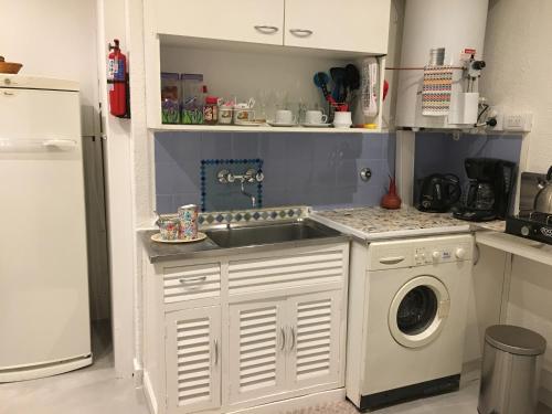 숙소 외관, You & Me Apartment in 탄딜