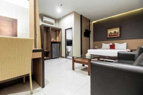 เรดดอร์ซ พลัส แอท ตูปาเรฟ จิเรบอน (RedDoorz Plus @ Tuparev Cirebon) in เกดาวุง