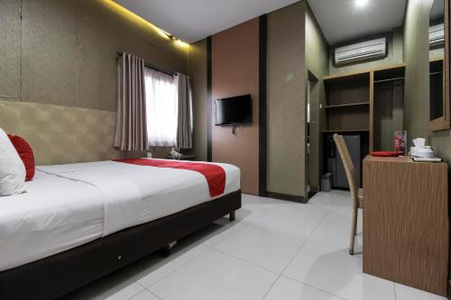 เรดดอร์ซ พลัส แอท ตูปาเรฟ จิเรบอน (RedDoorz Plus @ Tuparev Cirebon) in เกดาวุง