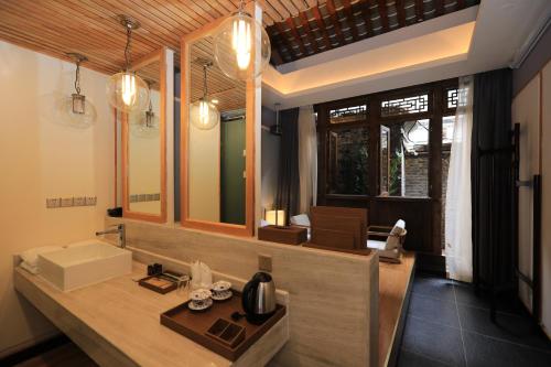 Renli Hotel (Chengdu Kuanzhai) Chengdu Demenrenli Hotel(Jing Alley) is perfectly located for both business and leisure guests in Chengdu. The property offers guests a range of services and amenities designed to provide comfort and 