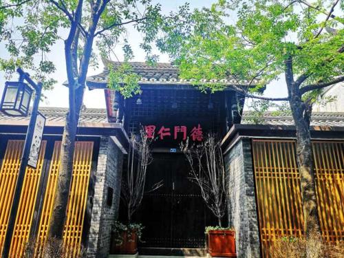 Renli Hotel (Chengdu Kuanzhai) Chengdu Demenrenli Hotel(Jing Alley) is perfectly located for both business and leisure guests in Chengdu. The property offers guests a range of services and amenities designed to provide comfort and 