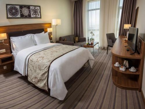 Deluxe Queen Room with Free Wifi and Free Tea and Coffee Equipment