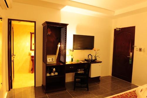 Deluxe King Room image 2