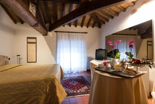 Palazzo Loup Hotel Stop at Palazzo Loup to discover the wonders of Loiano. Offering a variety of facilities and services, the hotel provides all you need for a good nights sleep. 24-hour front desk, facilities for disa