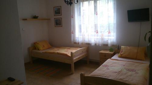 2 twin beds, 1 sofa bed