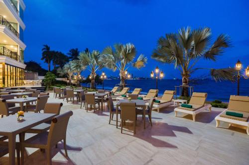 Restaurant, LK Emerald Beach in North Pattaya