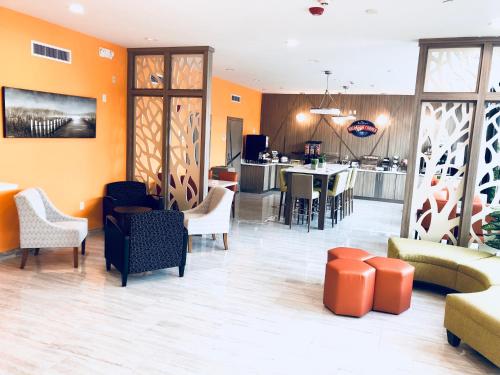 Restaurant, Baymont Inn & Suites Houston Hobby Airport in South Houston