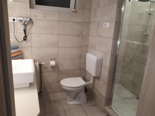 Bathroom, Kertvarosi Apartman II in Tiszaujvaros