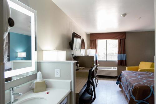 Super 8 by Wyndham Waxahachie TX - image 3