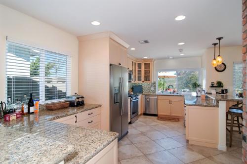 Hemingway House- Hilltop Heaven - image 2