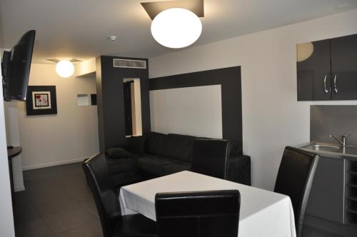 Koplietošanas atpūtas telpa ar TV, The Originals City, Hôtel des Arts, Montauban in Negrepelisse