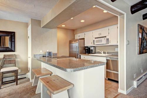 A308 Lake Cliffe Condo thumb 3