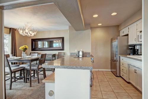 A308 Lake Cliffe Condo detail