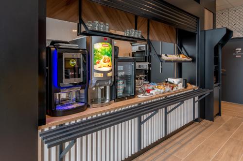 Food and beverages, B&B Hotel Bordeaux Centre Gare Saint-Jean near Sacre Coeur Church