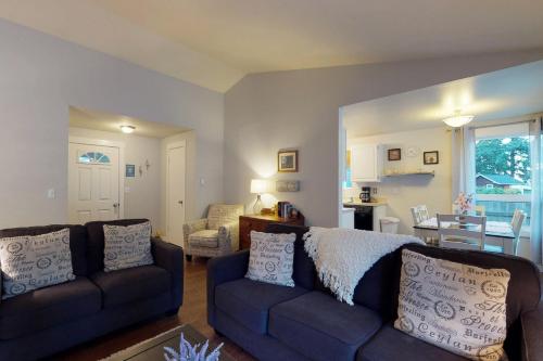 Tea Cup Cottage in Clinton - main image