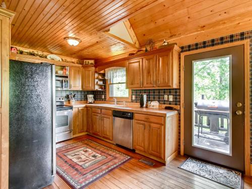 Amazing Grace Cabin - image 9