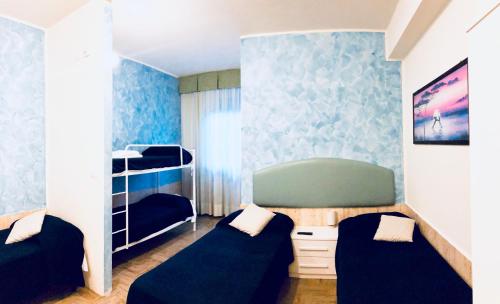 5 twin beds