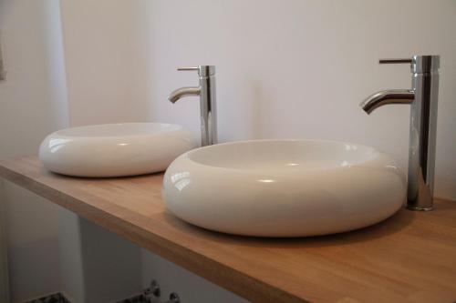 Single Room with Private Bathroom image 2