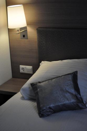 Small Double or Twin Room image 5