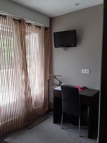 Double Room with Balcony image 2