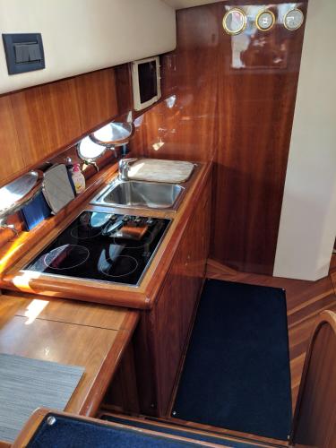 White Moon - Boat And Breakfast