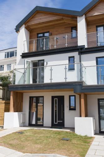 Entré, Tolcarne Townhouse by the sea in Newquay Tretherras