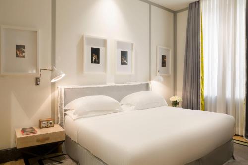 Portrait Roma - Lungarno Collection Ideally located in the prime touristic area of Spagna, Portrait Roma promises a relaxing and wonderful visit. Offering a variety of facilities and services, the hotel provides all you need for a good 