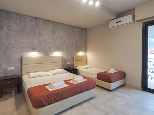1 double bed, 1 twin bed