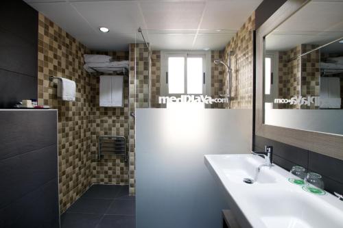 Family Room image 8