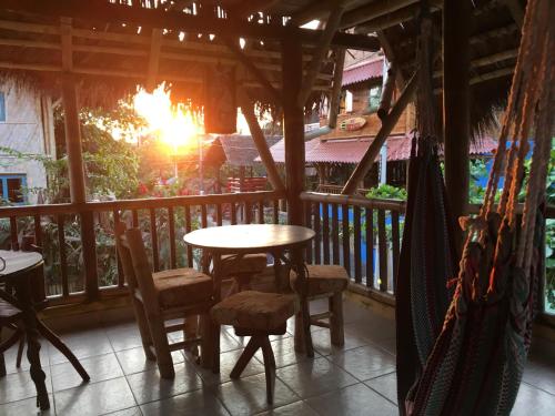 Erkély/terasz, La Facha Hostal Restaurant Surf in Mompiche