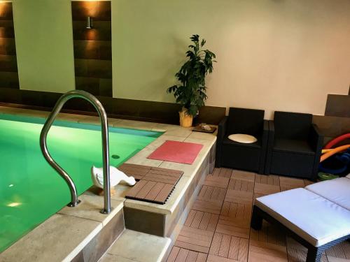 熱水浴缸, Residenz Moselzauber - Ferienwohnungen mit Pool Landschaft in 恩斯特