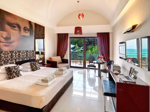 Deluxe Double Room with Side Sea View