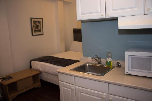 Deluxe Queen Suite image 4
