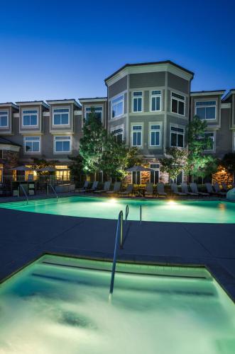 West Inn & Suites - image 14