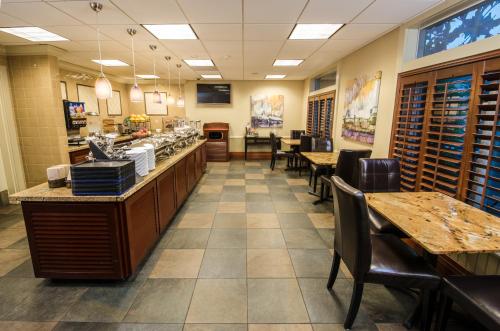 West Inn & Suites - image 5
