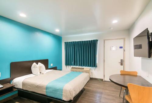 Queen Room - Disability Access - Roll in Shower