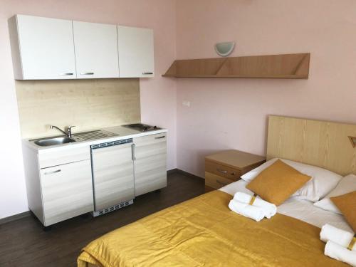 Studio (2 Adults)