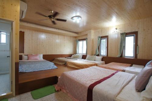 5 double beds