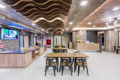 Lobby, Evergreen Suite Hotel in Surat Thani