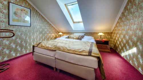 2 queen beds, 1 sofa bed