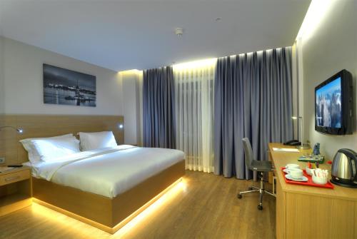 1 queen bed, 2 twin beds
