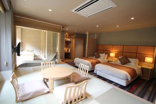 Twin Room with Tatami Area and Forest View