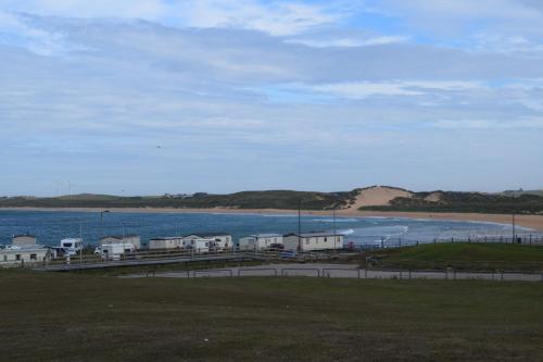 ชายหาด, Cheers Cafe Bar & Tavern in เซ็นทรัล-แอคาเดมี