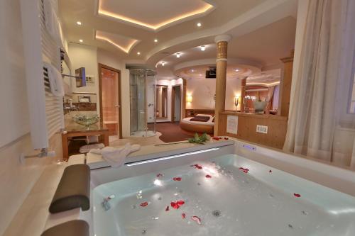 Queen Suite with Spa Bath