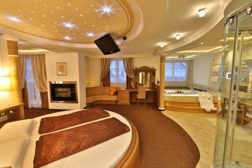 Queen Suite with Spa Bath