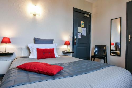 Hotel Auberge lEstanquet Set in a prime location of Urt, Hôtel Auberge lEstanquet puts everything the city has to offer just outside your doorstep. The property features a wide range of facilities to make your stay a pleasa